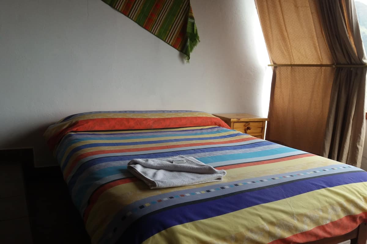 Habitación doble, baño compartido | Ropa de cama de alta calidad y tabla de planchar con plancha