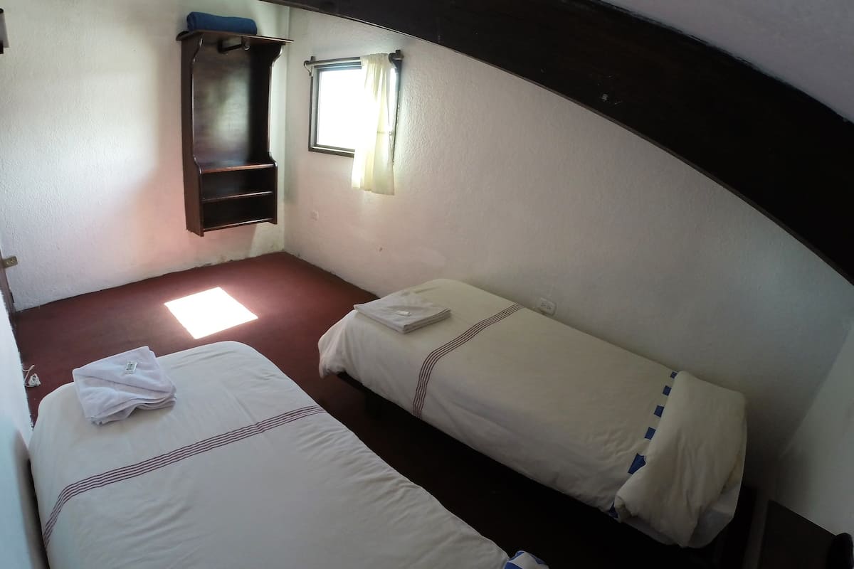 Habitación con 2 camas individuales, 2 camas individuales, baño compartido | Ropa de cama de alta calidad y tabla de planchar con plancha