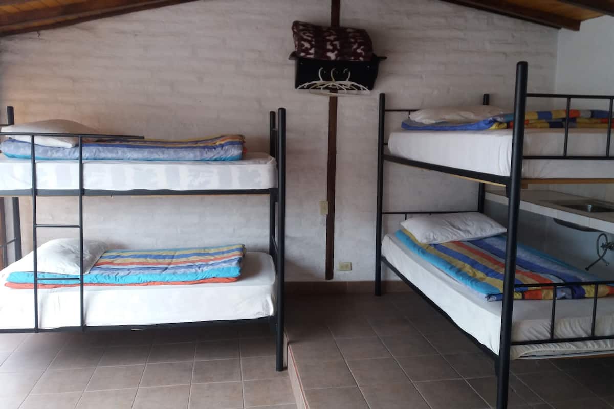 Habitación cuádruple, baño privado | Ropa de cama de alta calidad y tabla de planchar con plancha