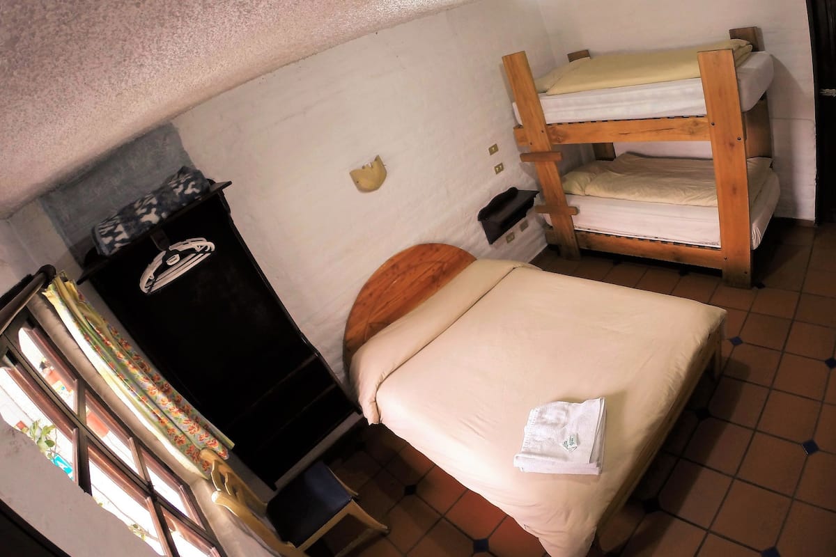 Ropa de cama de alta calidad y tabla de planchar con plancha