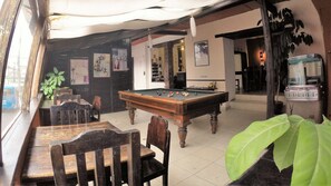 Billiards - L'AUBERGE INN - Hostel (Quito)