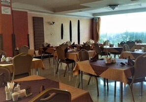 Dining - Summerdale Inn (Nairobi)