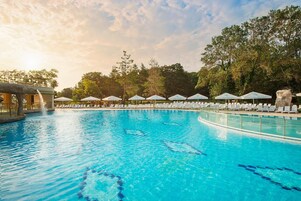Una piscina cubierta, una piscina al aire libre