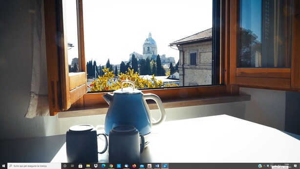 A view from a window with a kettle and two mugs on a table. - Hotel Mom Assisi (Assisi)