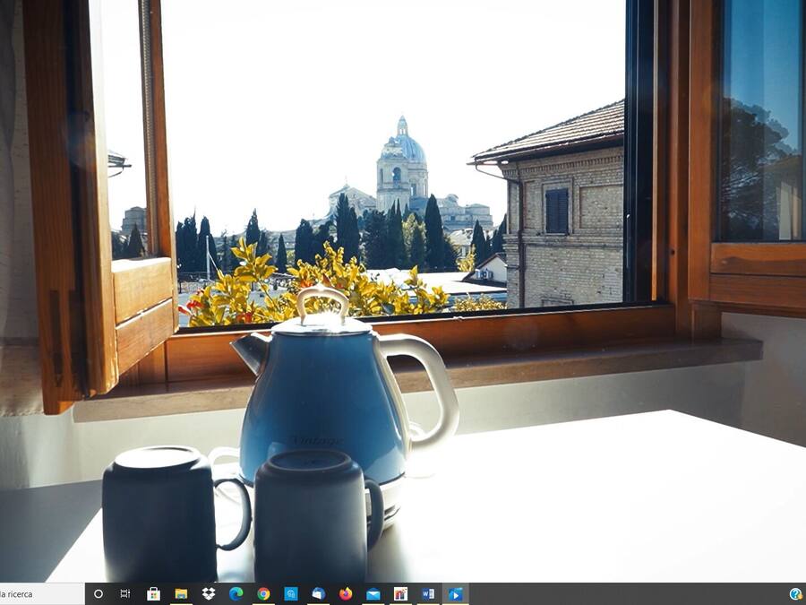 Hochwertige Bettwaren, Schreibtisch, Verdunkelungsvorhänge