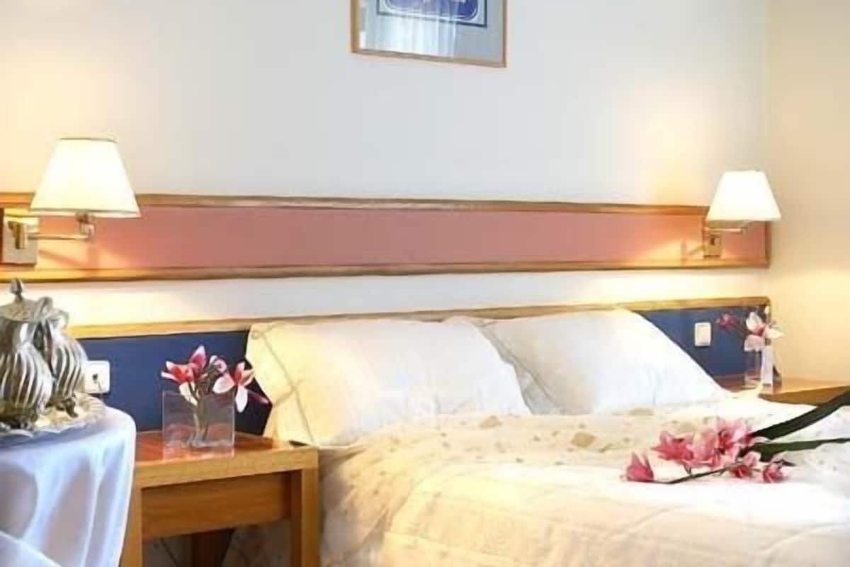 double or twin room | desk, iron/ironing board, free wifi