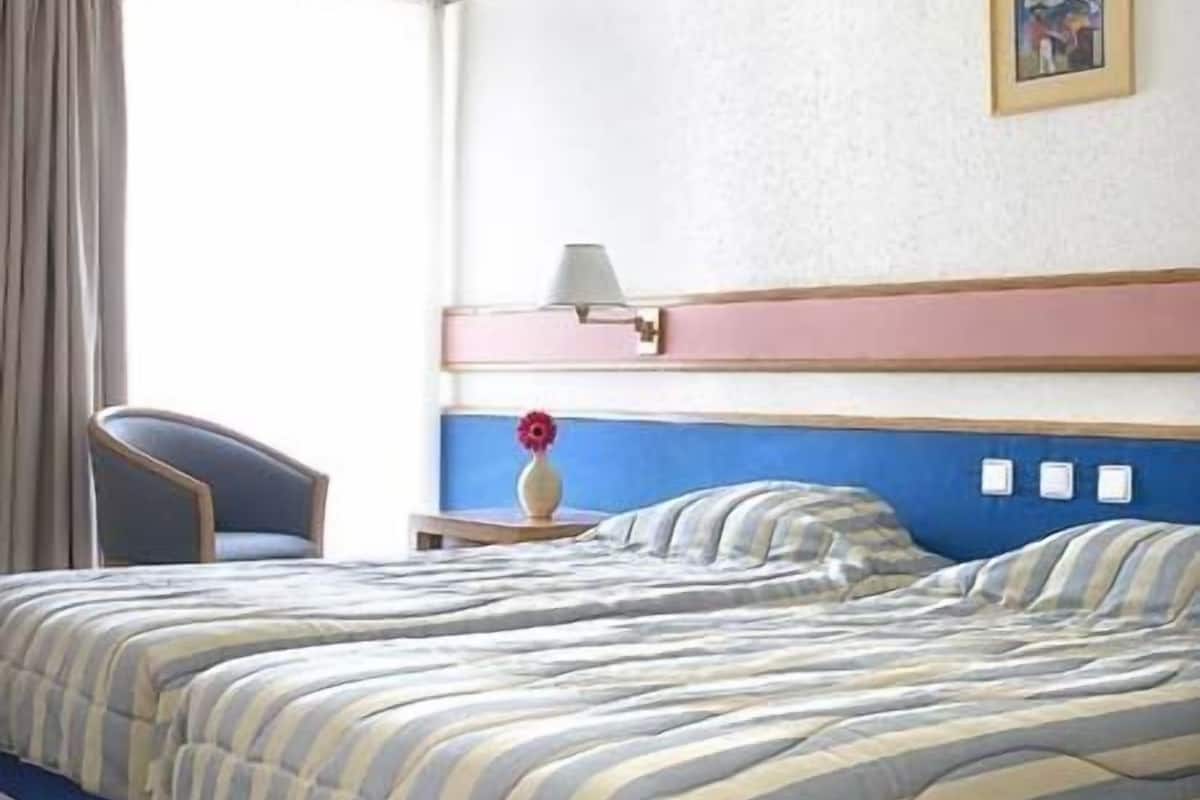 desk, iron/ironing board, free wifi