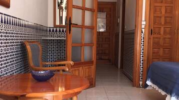 1 habitación, caja de seguridad en la habitación y escritorio