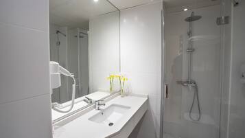 Ducha, artículos de higiene personal gratuitos y secador de pelo