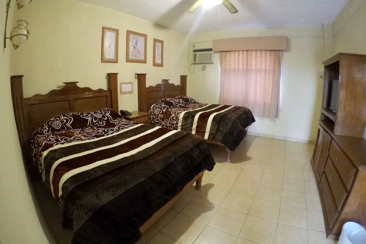 Camera doppia | Una scrivania, Wi-Fi gratuito