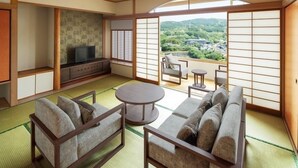 Une pièce de style japonais traditionnel, avec un sol recouvert de tatamis, une table basse et un canapé.