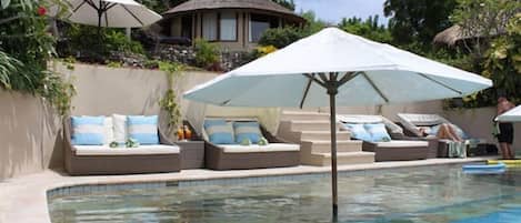 Una piscina al aire libre