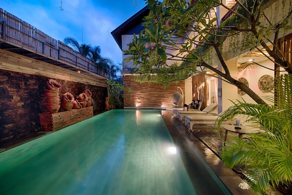 Kolam renang outdoor, dengan kursi berjemur