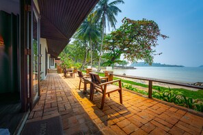 Baan Yong Yuth Buri (Beach Bungalow)  | Terrace/patio
