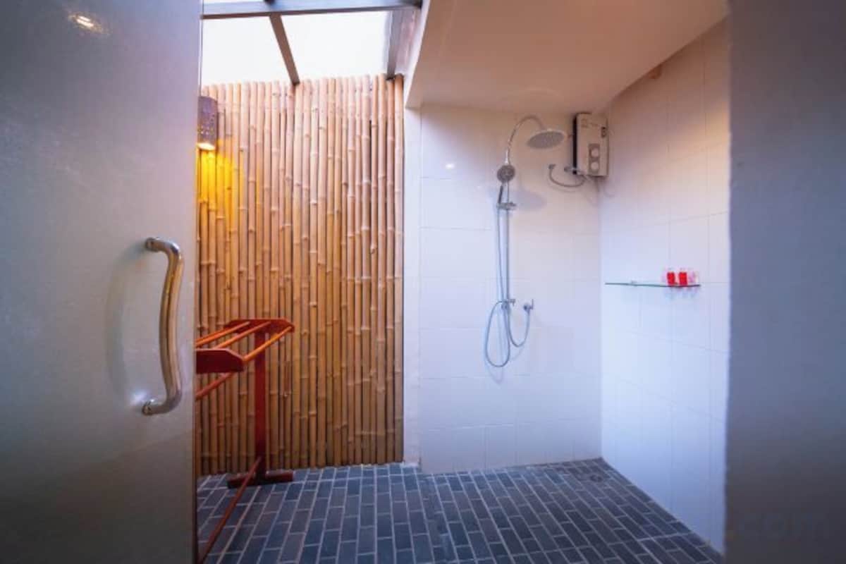 Bathroom | Shower, free toiletries, hair dryer, bidet
