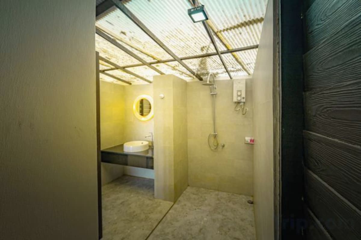 Douche, articles de toilette gratuits, sèche-cheveux, bidet