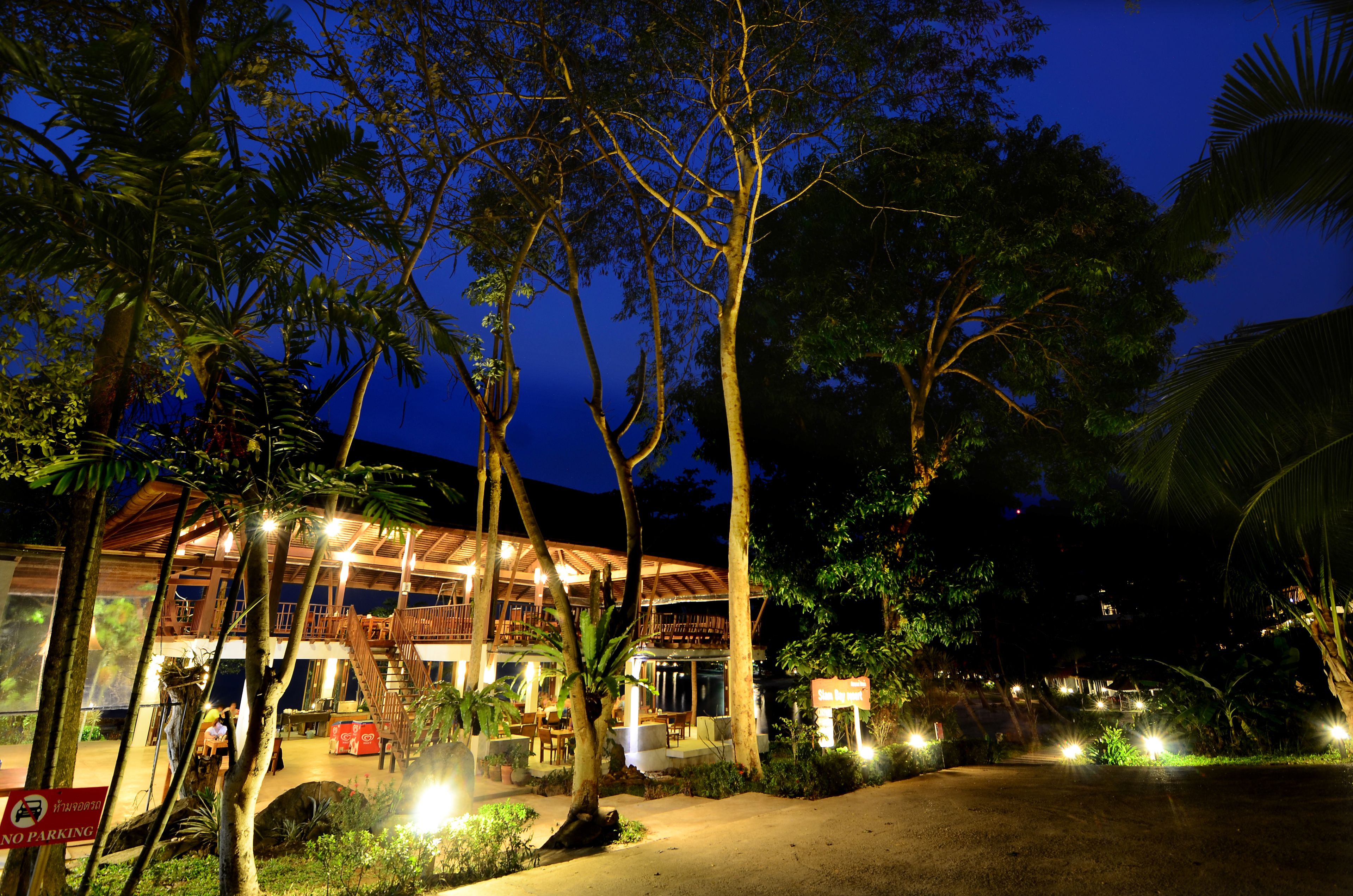 breakfast, lunch, dinner served; thai cuisine