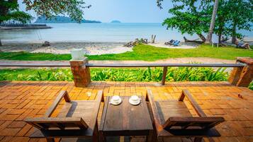 Baan Yong Yuth Buri (Beach Bungalow) | Frigobar, cofres nos quartos, escrivaninha, Wi-Fi de cortesia