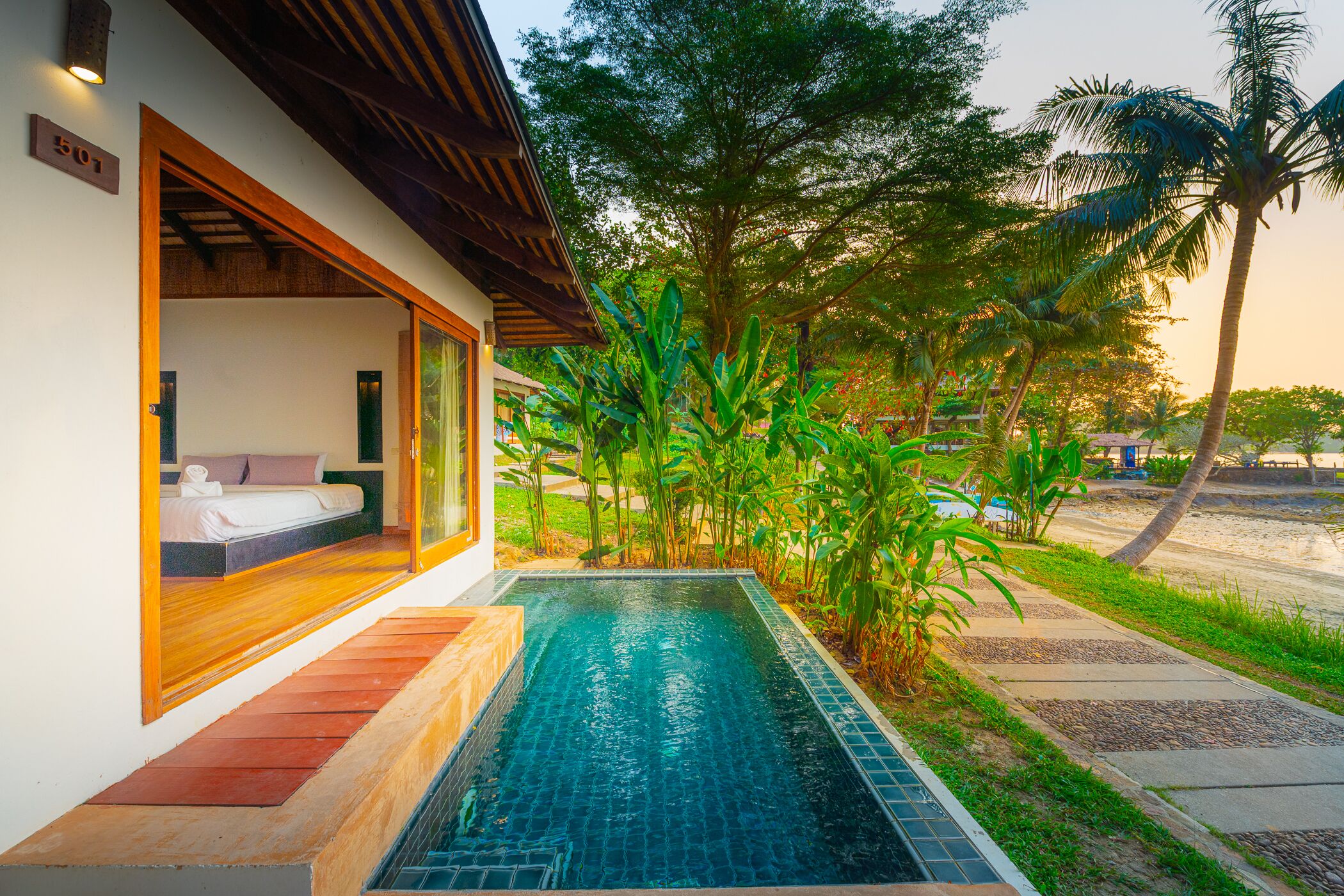 2 outdoor pools, pool loungers