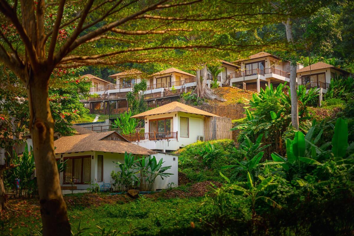 Baan Sod Sai Thani (Sea View Hillside Villa) | Frigobar, cofres nos quartos, escrivaninha, Wi-Fi de cortesia