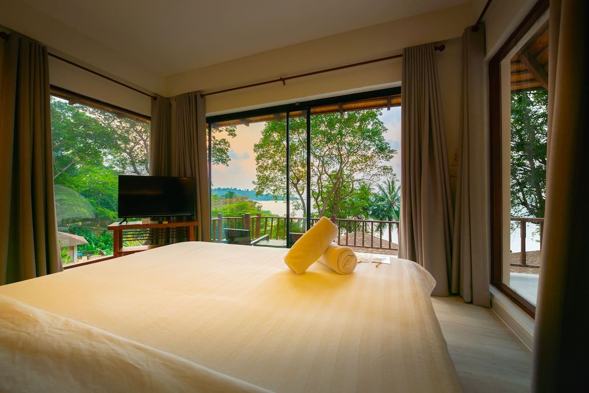 Vila luxo, 1 cama de casal, vista para o mar | Frigobar, cofres nos quartos, escrivaninha, Wi-Fi de cortesia