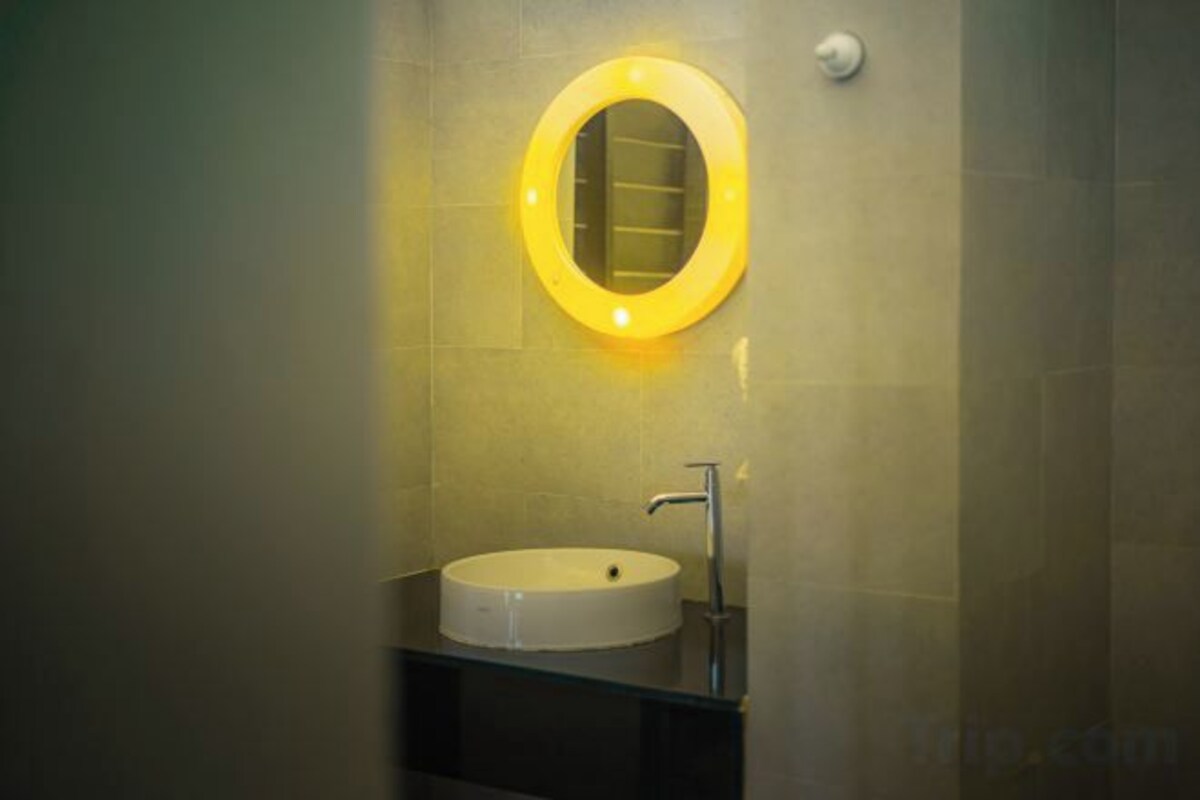 Shower, free toiletries, hair dryer, bidet