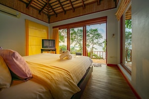 Baan Sod Sai Thani (Sea View Hillside Villa) | Minibar, in-room safe, desk, free WiFi