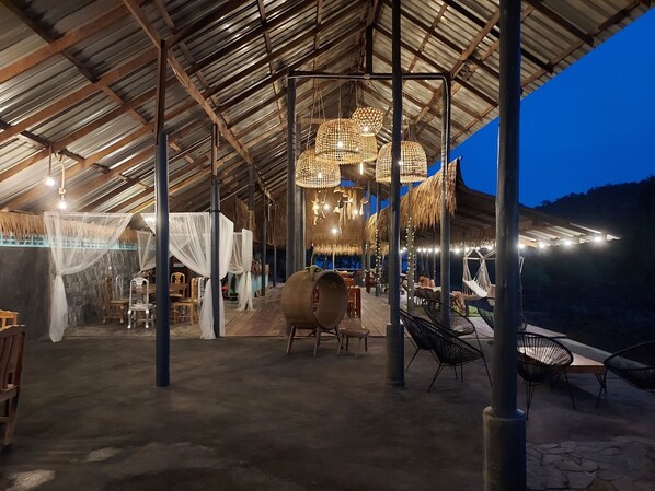 Breakfast, lunch, dinner served; international cuisine 