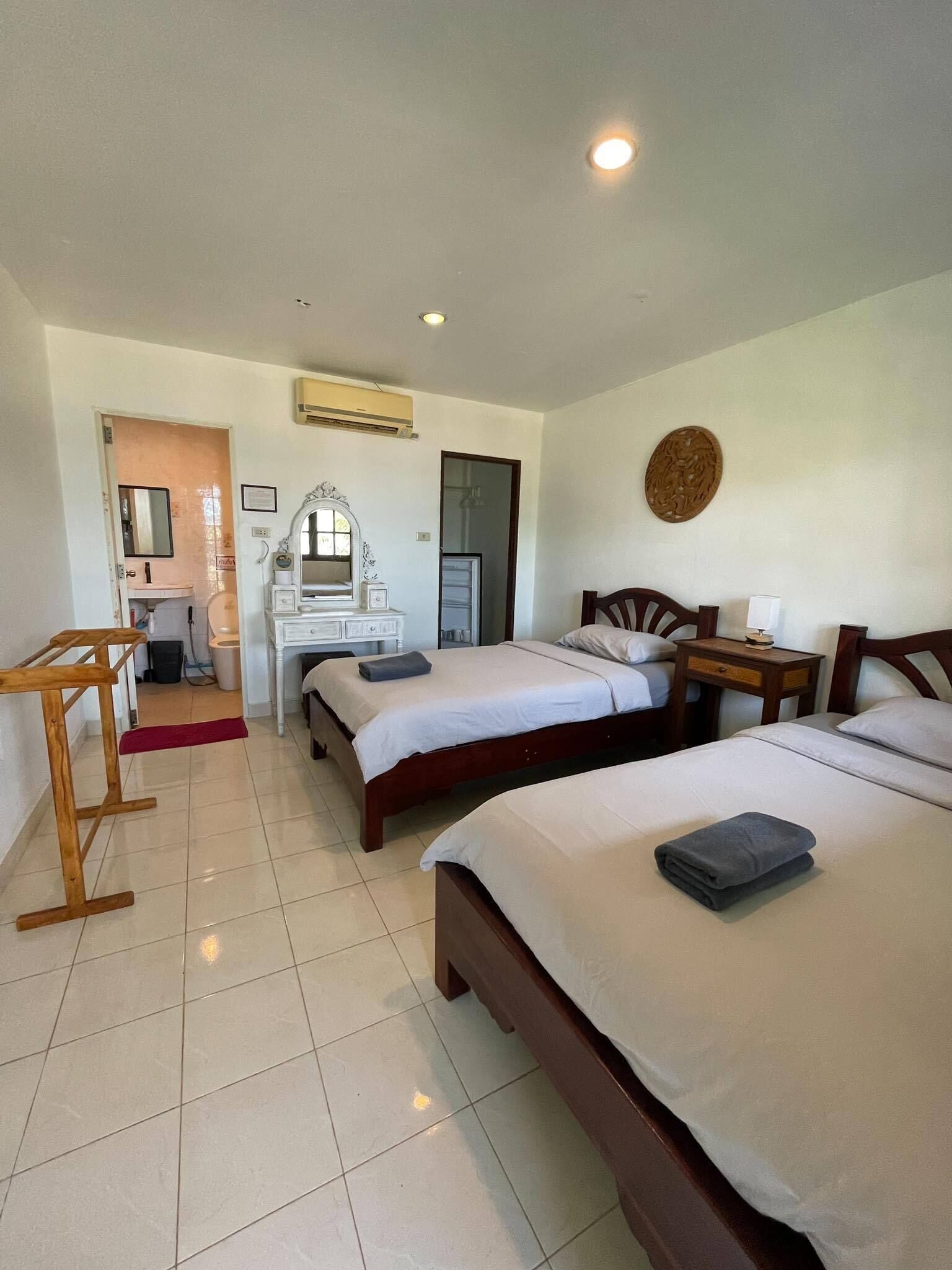 Seaview room with twin bed and balcony | 特色家居、免费 WiFi、床单