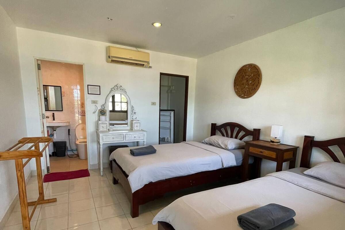Seaview room with twin bed and balcony | 免费 WiFi、特色家居、床单