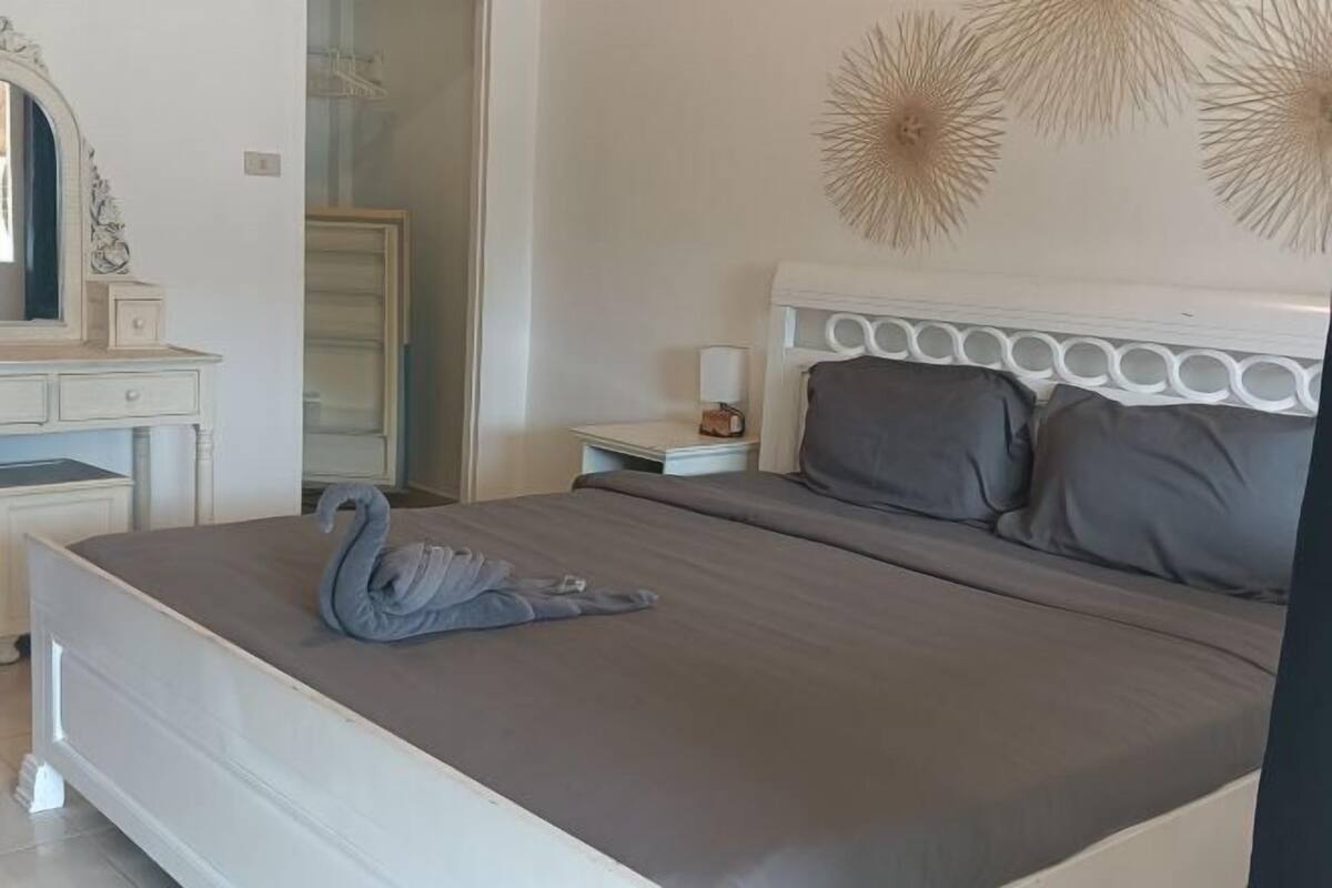 1 bedroom, individually furnished, free WiFi, bed sheets