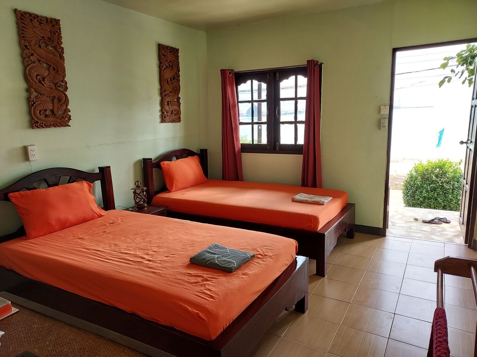 Muebles diferentes, wifi gratis y ropa de cama 