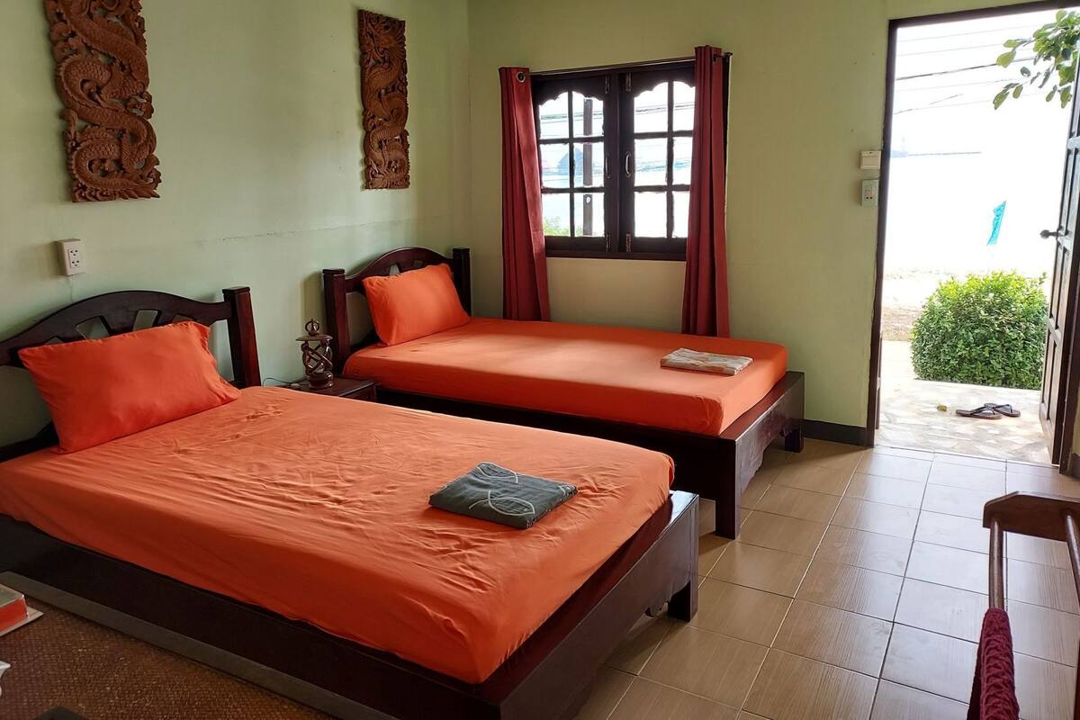 Muebles diferentes, wifi gratis y ropa de cama
