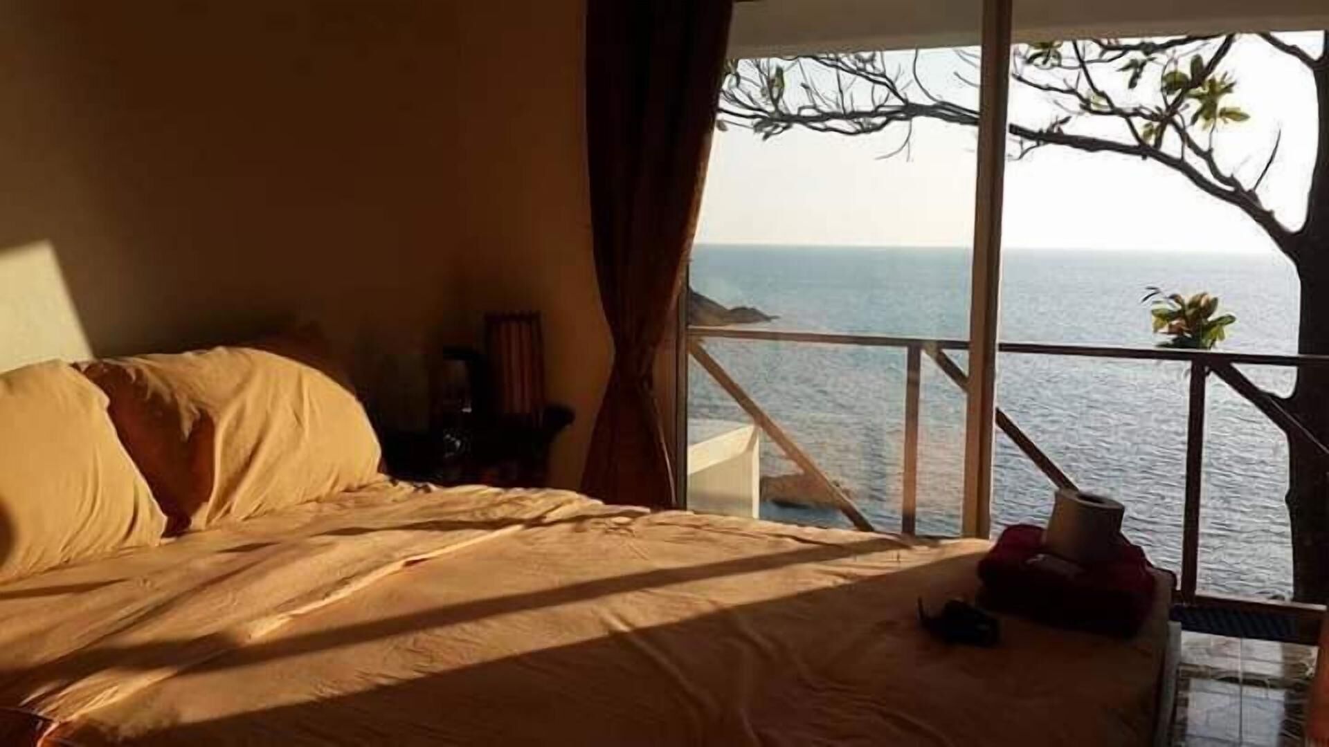 Muebles diferentes, wifi gratis y ropa de cama 