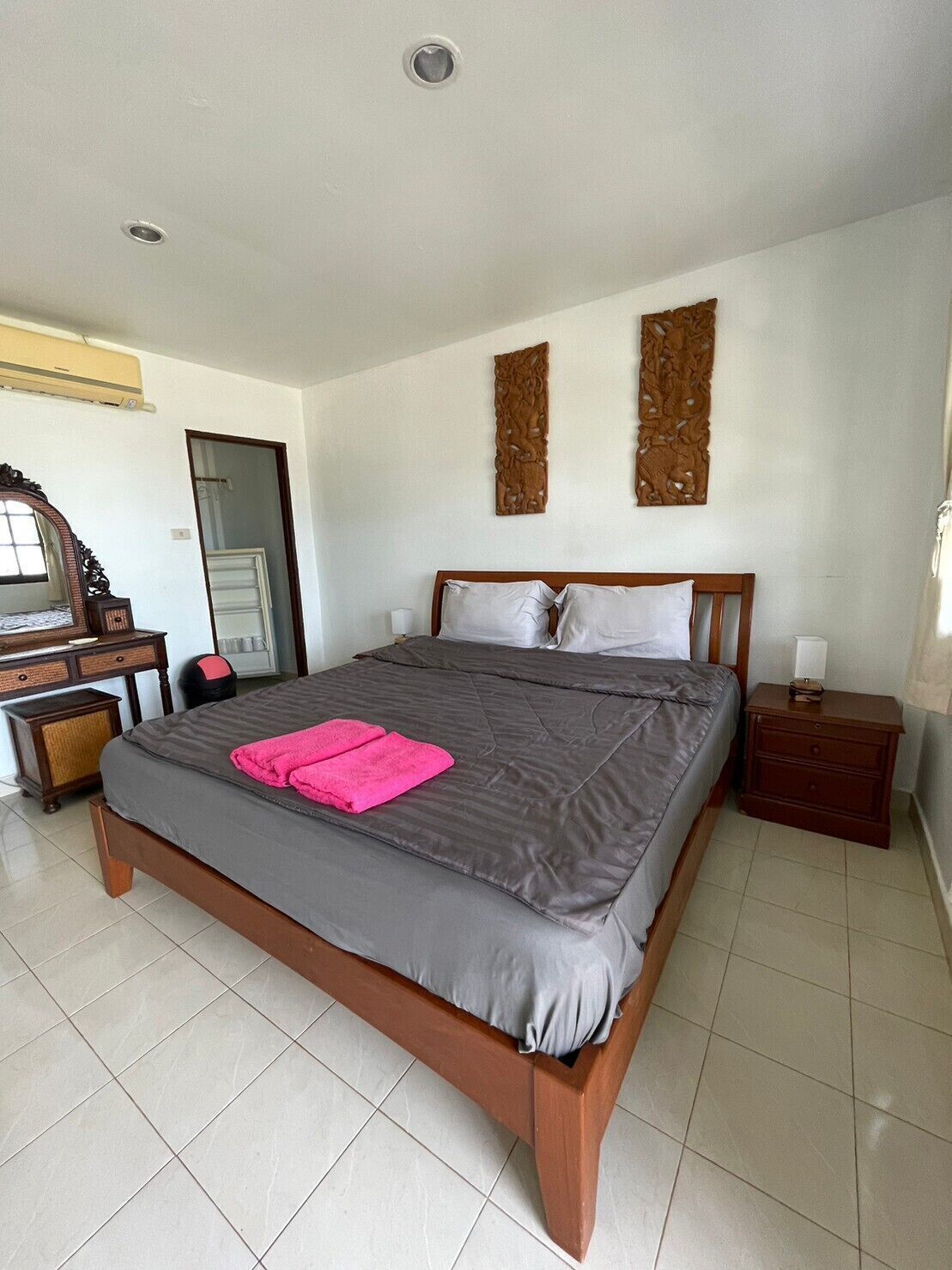 Muebles diferentes, wifi gratis y ropa de cama 