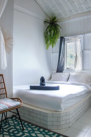 Muebles diferentes, wifi gratis y ropa de cama 