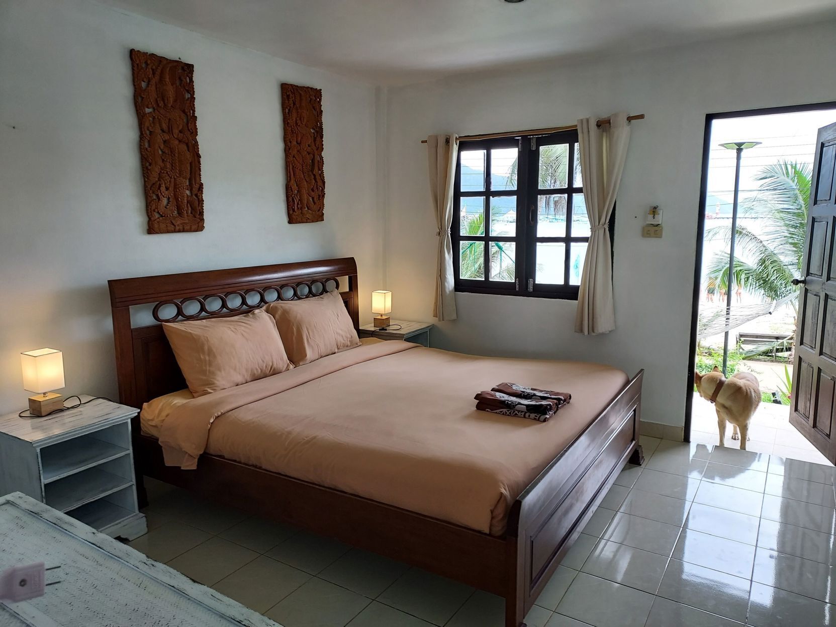 Muebles diferentes, wifi gratis y ropa de cama 