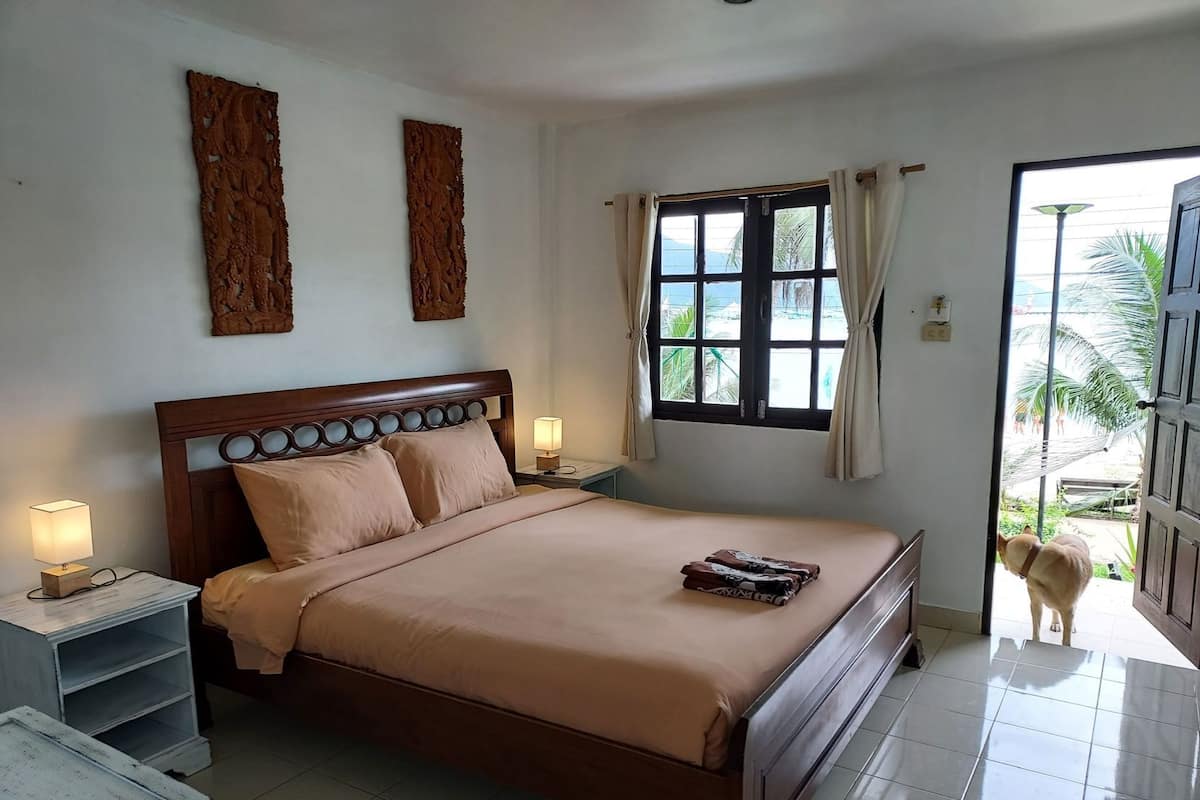 Muebles diferentes, wifi gratis y ropa de cama
