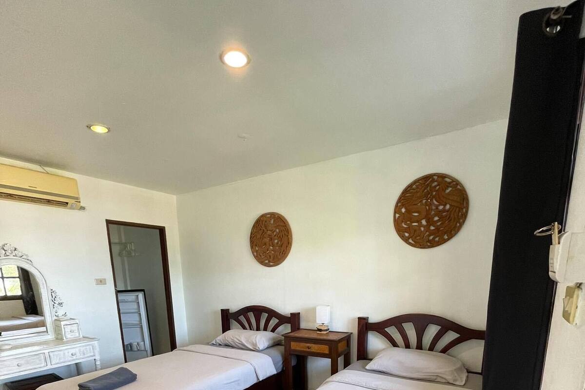 Seaview room with twin bed and patio | 免费 WiFi、特色家居、床单