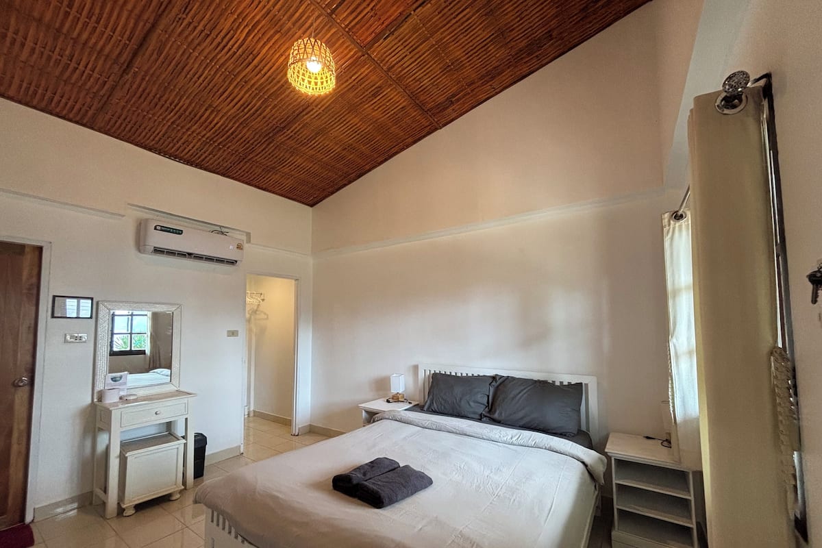 Deluxe room sea view with queen bed