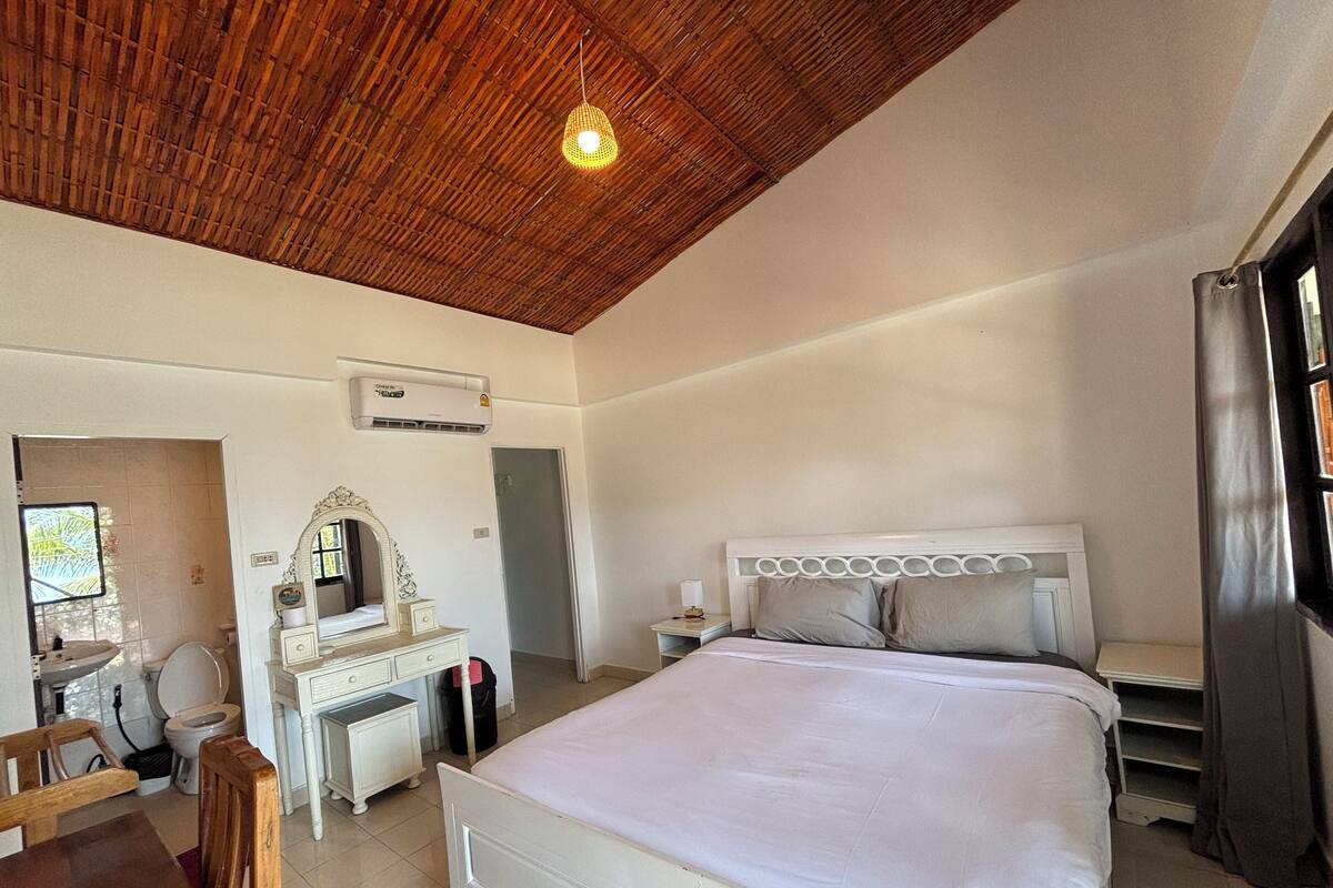 Seaview room with double bed and balcony | 免费 WiFi、特色家居、床单
