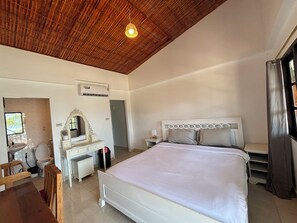 Deluxe room sea view with king bed | 1 bedroom, individually furnished, free WiFi, bed sheets