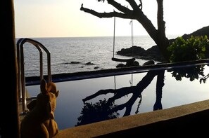Outdoor pool, pool umbrellas, sun loungers - Cliff Cottage Resort (Ko Chang)