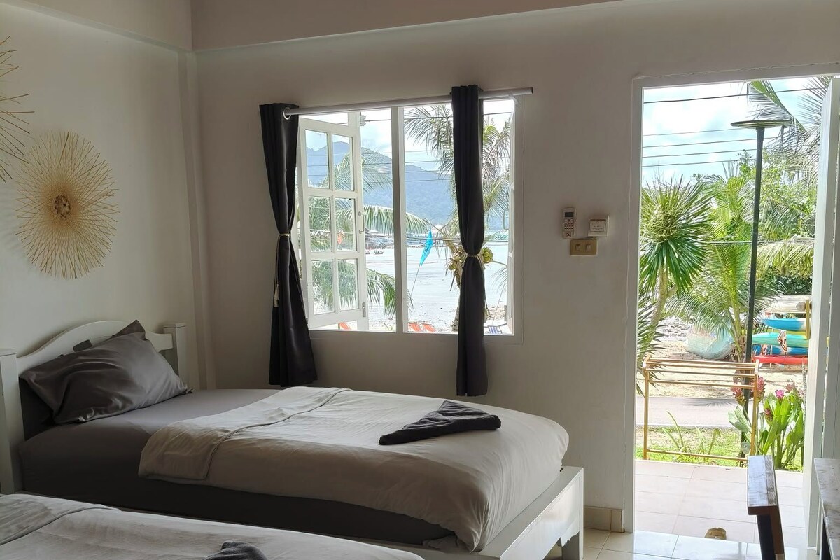 Seaview room with twin bed and balcony | WiFi (無料)、客室ごとに異なるインテリア、ベッドシーツ