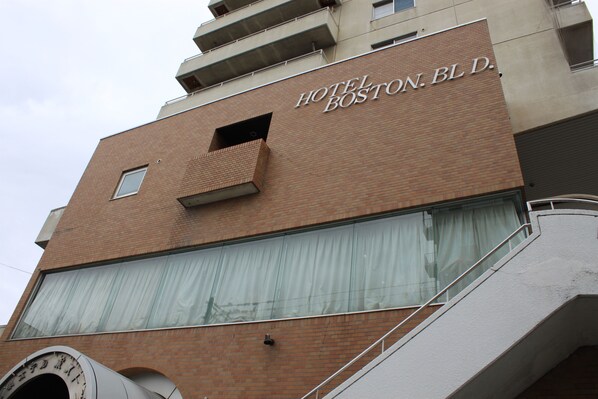 A hotel building with a sign reading "HOTEL BOSTON BLVD." - Hot Spring Hotel Boston (Obihiro)