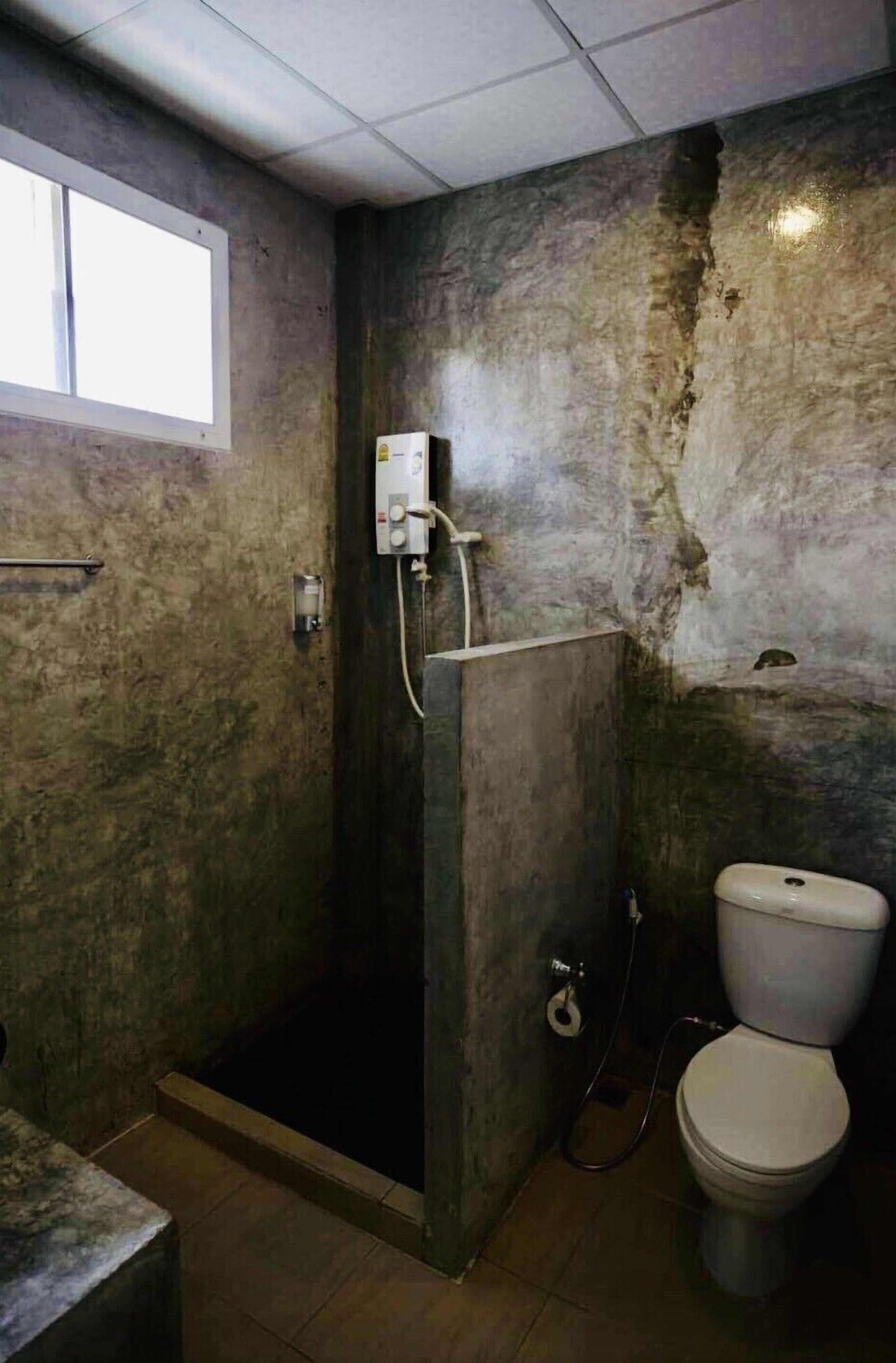 standard double room | bathroom | shower, towels