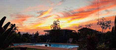 Una piscina al aire libre