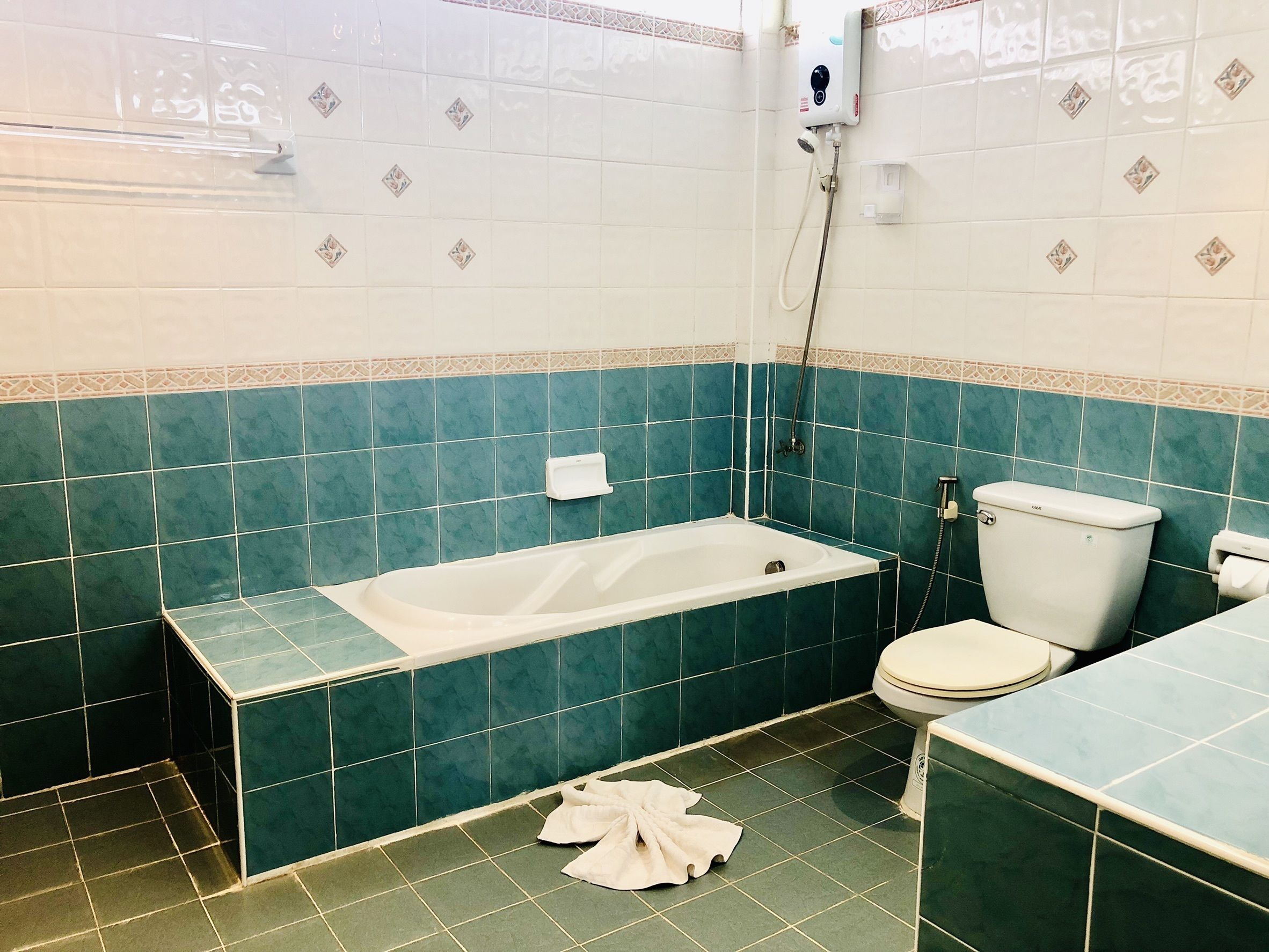 standard fan with shared bathroom | bathroom | shower, towels