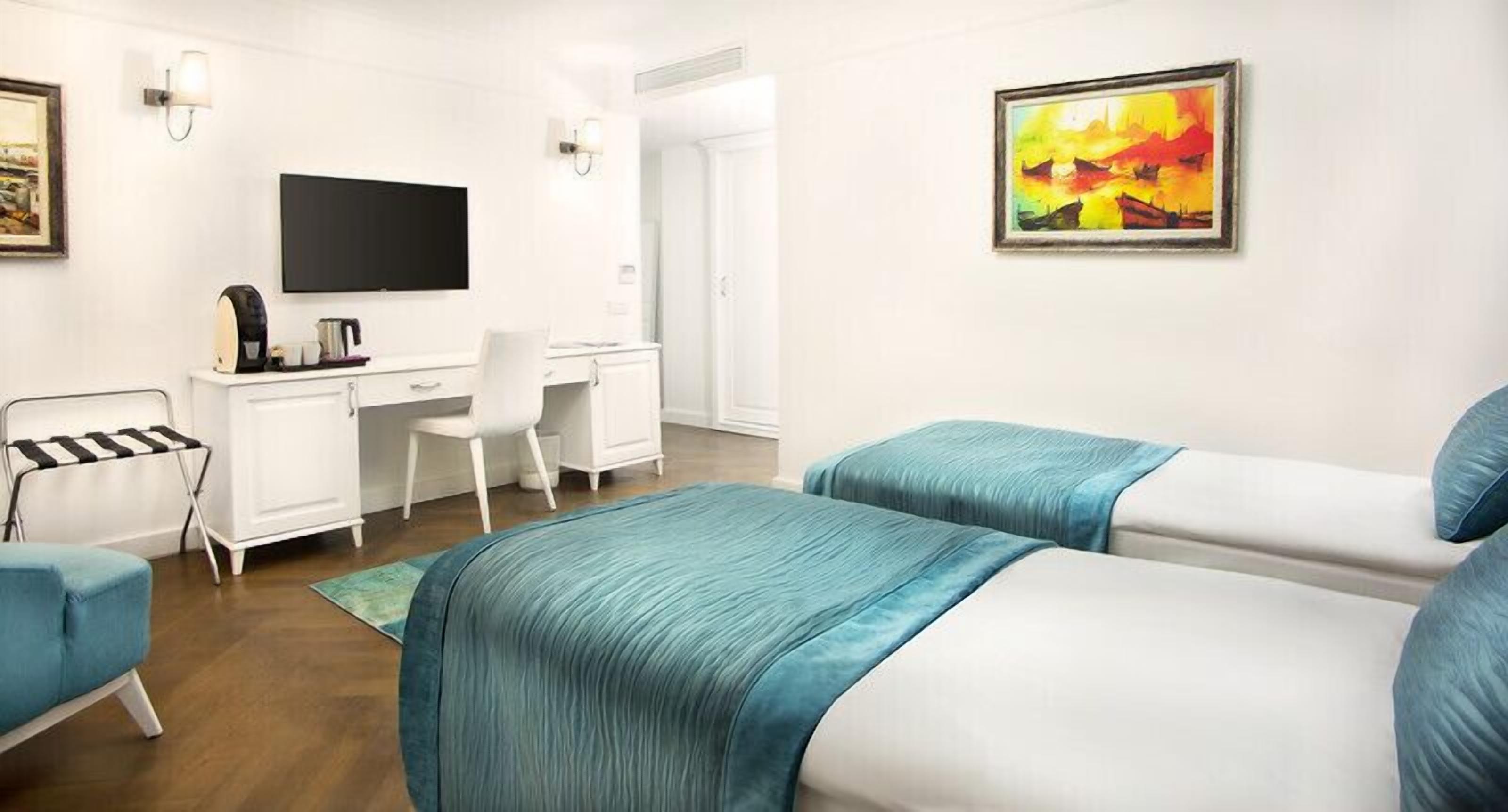 deluxe suite | hypo-allergenic bedding, minibar, in-room safe, desk