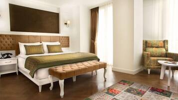 Deluxe-Suite | Allergikerbettwaren, Minibar, Zimmersafe, Schreibtisch